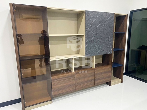 จัดส่งและประกอบติดตั้งเรียบร้อย ตู้ไซด์บอร์ด สูง 4 ชั้น บานเปิดกะจกสีชา ขนาด กว้าง 280 x ลึก 40 สูง 200 cm