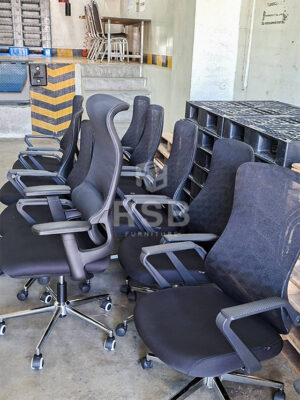 ในภาพจัดส่งเก้าอี้สำนักงานจำนวน 2 รุ่น รุ่นแรกเป็นเก้าอี้สำนักงานตัวสูงส่วนอีกรุ่นเป็นเก้าอี้สำนักงาน พนักพิงระดับกลาง