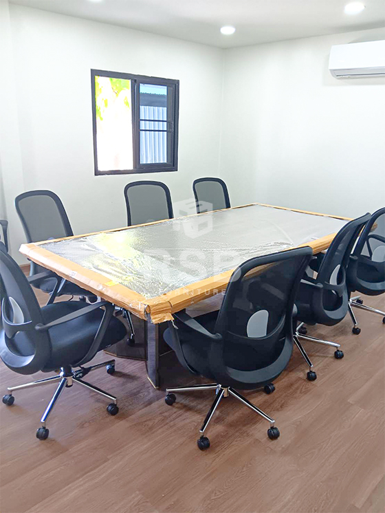 จัดส่งสินค้าภายในห้องประชุม ลูกค้าเลือกซื้อโต๊ะประชุมพร้อมเก้าอี้นั่งประชุม