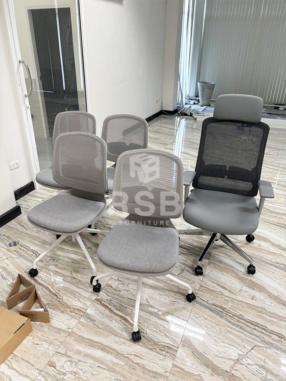 ภาพถ่ายจากหน้างาน จัดส่งเก้าอี้จำนวน 2 รุ่น รุ่นแรกเป็นเก้าอี้สำนักงาน รุ่นไม่มีที่ท้าวแขนส่วนอีกรุ่นเป็นเก้าอี้บริหาร เบาะหนัง