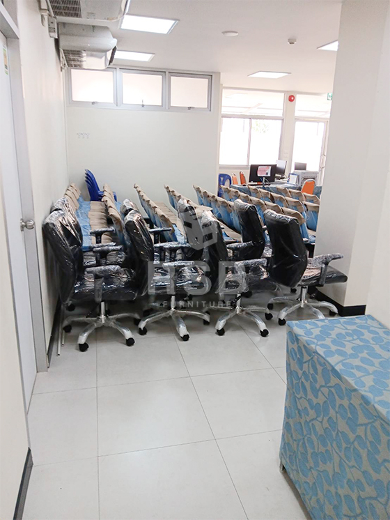 รีวิวภาพถ่ายจากหน้างานจัดส่งเก้าอี้สำนักงาน รุ่นพนักพิงหนัง หนานุ่ม สามารถเลือกสีหนังได้ค่ะรุ่นนี้