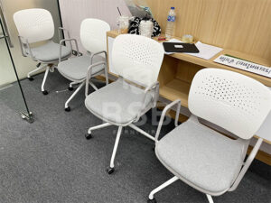 รีวิวภาพถ่ายจากหน้างานจริงค่ะ หน้างานนี้ต้องการเก้าอี้สีขาว สไตล์มินิมอล