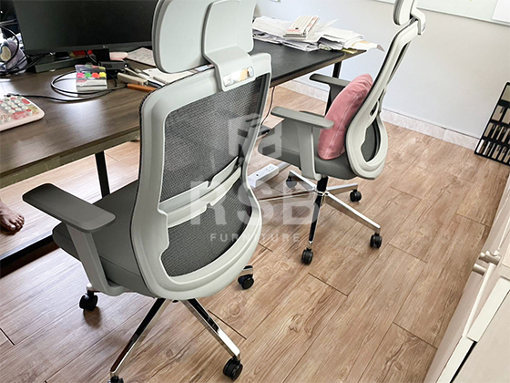 ภาพถ่ายจากหน้างานภายในออฟฟิศลูกค้า ลูกค้าเลือกซื้อเก้าอี้บริหาร เบาะหนัง โครงสีเทาไปนั่งทำงาน