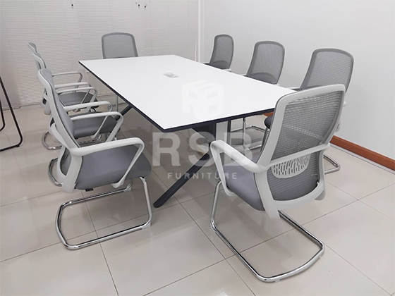 รีวิวภาพถ่ายจากหน้างาน ภายในห้องประชุมค่ะ ในภาพจัดส่งโต๊ะประชุมพร้อมเก้าอี้ขา C