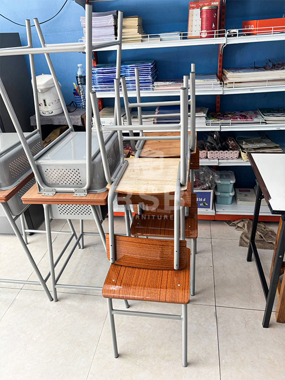 ภาพถ่ายจากหน้างาน จัดส่งชุดโต๊ะนักเรียนพร้อมเก้าอี้ให้ถึงสถานที่เรียบร้อยค่ะ