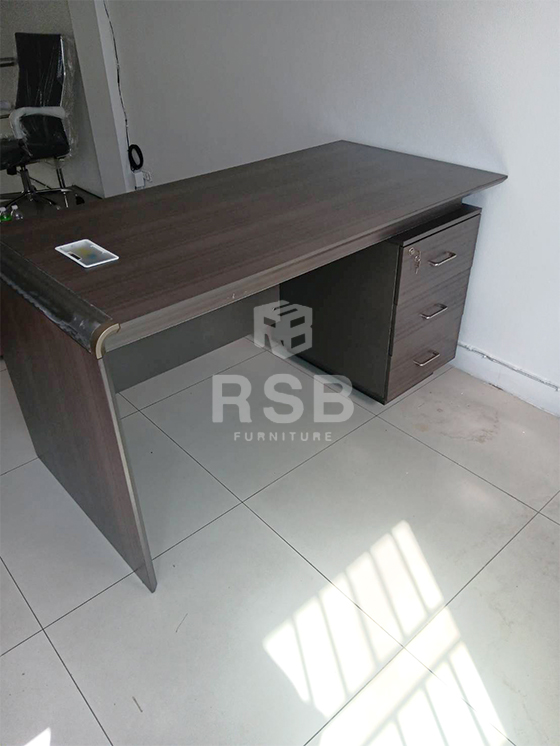 ลูกค้าตอบโจทย์กับโต๊ะรุ่นนี้ เพราะได้เข้ามาดูสินค้าจริงที่โชว์รูม rsb furniture ค่ะ