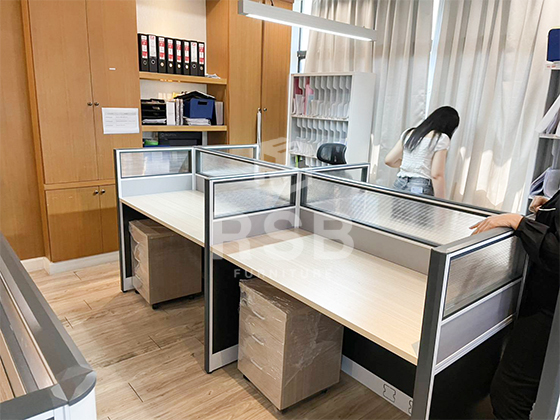 ในภาพหน้างานนี้จัดส่งโต๊ะทำงานกลุ่มจำนวน 2 รุ่น โต๊ะทำงานกลุ่มแบบ 2 ที่นั่งและ 4 ที่นั่ง