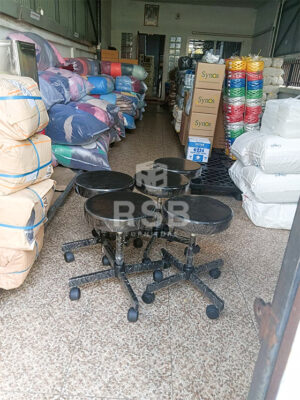 ภาพถ่ายจากหน้างานจัดส่งเก้าอี้บาร์ ตัวเตี้ยรุ่นมีล้อเลื่อน เบาะนั่งทรงกลม