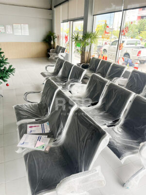 ในภาพเป็นเก้าอี้แถวรุ่นที่ขายดีเลยค่ะ มีให้เลือกทั้งแบบ 4 ที่นั่งและ 3 ที่นั่งแบบในภาพของหน้างานนี้ค่ะ