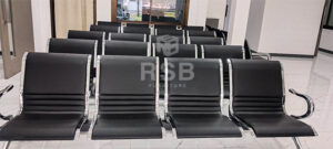 ภาพถ่ายจากหน้างานจัดส่งเก้าอี้แถว 4 ที่นั่ง หุ้มด้วยหนัง PU เกรดคุณภาพ ขาเหล็กหนา 1.5 mm