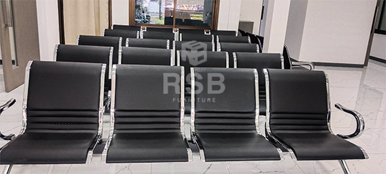 ภาพถ่ายจากหน้างานจัดส่งเก้าอี้แถว 4 ที่นั่ง หุ้มด้วยหนัง PU เกรดคุณภาพ ขาเหล็กหนา 1.5 mm