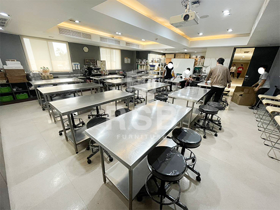 ในภาพจัดส่งเก้าอี้บาร์ เก้าอี้ปฎิบัติการล้อเลื่อน มีที่เหยียบเท้า ขาเหล็ก