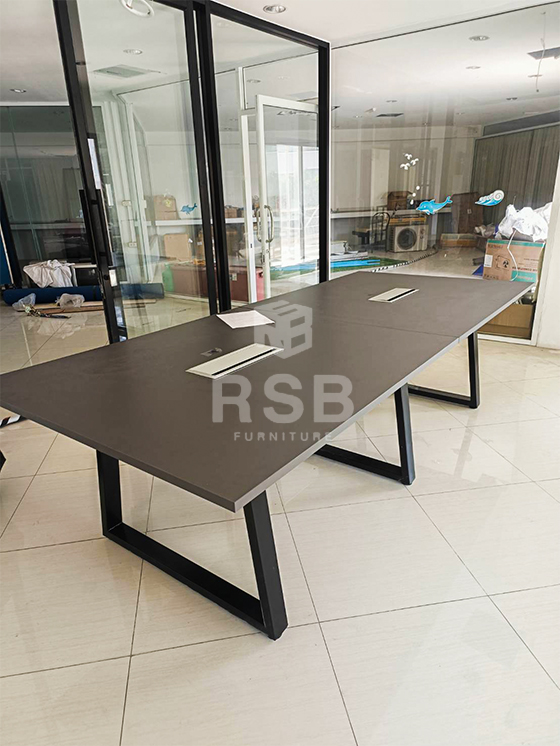 จัดส่งและประกอบติดตั้งเสร็จเรียบร้อยโต๊ะประชุมตัวต่อขาเหล็กทรงสามเหลี่ยม