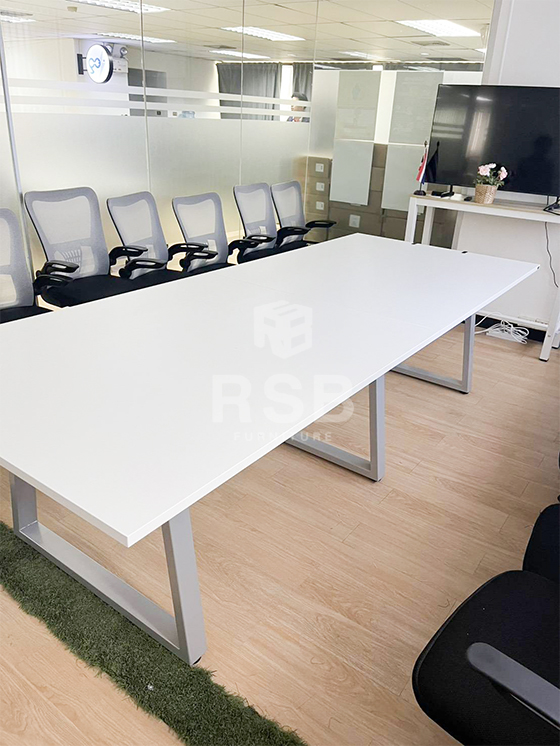 ในภาพจัดส่งโต๊ะประชุม ตัวต่อ ขาเหล็กกล่อง หน้าใหญ่พิเศษ ทรงสามเหลี่ยม 3 ขา