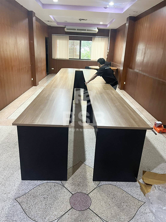 ภาพถ่ายภายในห้องประชุม จัดส่งโต๊ะประชุมตัวต่อขาไม้ ทรง ตัว U โต๊ะปิดผิวด้วยเมลามีน เกรด A