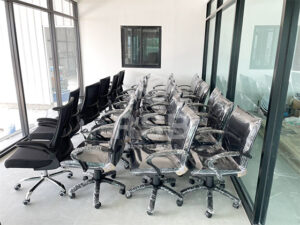 ในภาพจัดส่งเก้าอี้รุ่นขายดี จำนวน 2 รุ่น มีเก้าอี้พนักพิงตาข่ายและพนักพิงหนัง