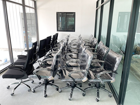 ในภาพจัดส่งเก้าอี้รุ่นขายดี จำนวน 2 รุ่น มีเก้าอี้พนักพิงตาข่ายและพนักพิงหนัง