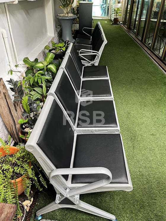 จัดส่งเรียบร้อยเก้าอี้แถว 4 ที่นั่ง โครงเหล็ก ที่นั่งและพนักพิง เสริมเบาะหุ้มด้วยหนัง