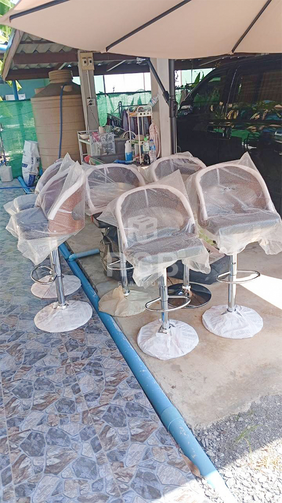 ภาพถ่ายจริงจากหน้างาน นำเก้าอี้บาร์ พนักพิงไม้วีเนียร์ ดัดขึ้นรูปไปจัดส่งค่ะ