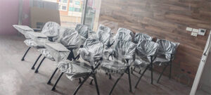 ในภาพจัดส่งเก้าอี้เลคเชอร์ พนักพิงหลังใหญ่ แผ่นเขียนพับข้าง และเก้าอี้พับได้ด้วยค่ะ