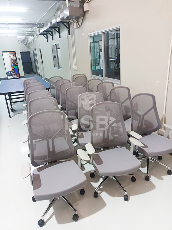 นำภาพถ่ายจากหน้างานจัดส่งเก้าอี้สำนักงาน โครงเก้าอี้สีเทา พนักพิงโค้งเว้ารับกับหลัง