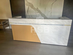 จัดส่งและประกอบติดตั้งเรียบร้อย เคาน์เตอร์ประชาสัมพันธ์ ลายหินอ่อน ขนาด 240 cm