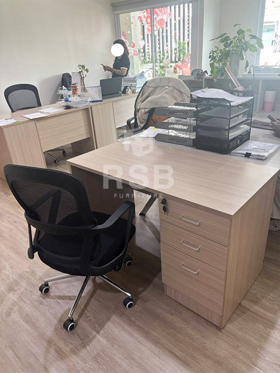 จัดส่งโต๊ะทำงานพร้อมเก้าอี้ทำงาน หน้างานนี้ลูกค้าได้กลับมาสั่งซื้อเพิ่มทั้งโต๊ะและเก้าอี้ทำงานค่ะ