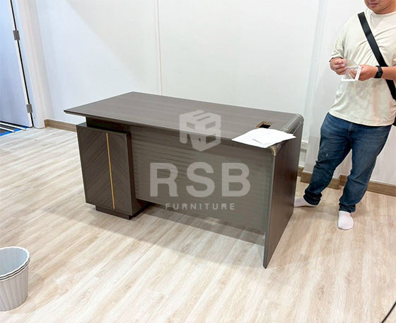 รีวิวภาพถ่ายจากหน้างานจัดส่งโต๊ะทำงาน ขนาด 140 x 70 cm ขอบอลูมิเนียมโค้งมน