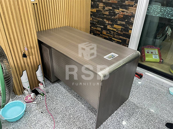 หน้างานนี้จัดส่งโต๊ะทำงานสำเร็จรูปให้ถึงสถานที่เลยค่ะ ในภาพเป็นโต๊ะทำงาน ขาไม้ แบบ 3 ลิ้นชัก