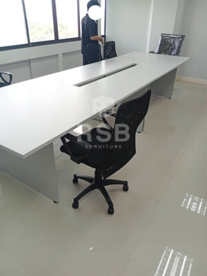 จัดส่งและประกอบติดตั้งให้ถึงที่เรียบร้อย ในภาพจัดส่งโต๊ะประชุมตัวต่อ ขาไม้