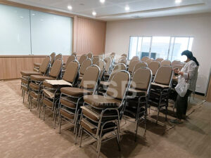 จัดส่งถึงสถานที่เรียบร้อยเก้าอี้ทรงจัดเลี้ยง รุ่นมีเหล็กเส้นยึดรอบขาเก้าอี้ ช่วยกระจายการรับน้ำหนัก