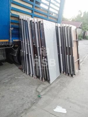 ภาพถ่ายจากหน้างาน ที่กำลังจัดส่งโต๊ะพับไม่มีล้อเลื่อน หน้าท๊อปโฟเมก้าค่ะ