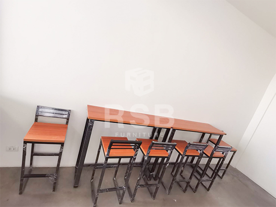 ภาพถ่ายจากหน้างาน จัดส่งโต๊ะบาร์ยืนพร้อมเก้าอี้บาร์ รุ่นมีพนักพิงหลัง