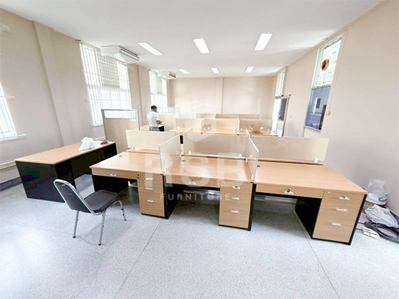 หน้างานนี้ลูกค้าได้เลือกสั่งโต๊ะทำงานขาไม้ นำมาทำเป็นโต๊ะทำงานกลุ่ม 6 ที่นั่ง