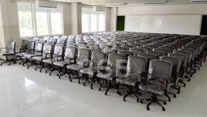 ภาพถ่ายจากหน้างานจัดส่งเก้าอี้ทำงาน ขาไฟเบอร์  พนักพิงที่นั่งหนัง PVC จำนวนหลายตัวเลย