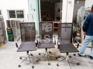 นำภาพถ่ายจากหน้างาน จัดส่งเก้าอี้ผู้บริหาร รุ่นพนักพิงตาข่าย โครงเหล็กหนา 1.5 mm รับน้ำหนักได้ถึง 120 kg