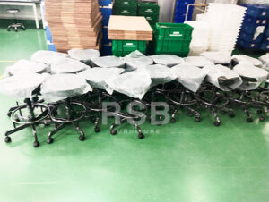 จัดส่งถึงที่เรียบร้อยค่ะ เก้าอี้บาร์ ตัวเตี้ย ล้อเลื่อน เบาะนั่งทรงกลมห้มด้วยหนัง PVC