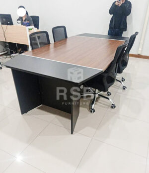 ภาพถ่ายจากหน้างานจริงค่ะ จัดส่งโต๊ะประชุมขาไม้ ยี่ห้อ MO-TECH รุ่น 2EXCF2412