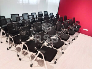 ภาพถ่ายจากหน้างานนำเก้าอี้ห้องประชุม ห้องสัมมนา รุ่นพับเบาะขึ้นได้ ขาเหล็กมีล้อ