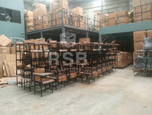 ภาพถ่ายจากหน้างาน จัดส่งเก้าอี้เลคเชอร์ ที่นั่งพนักพิงไม้ โครงเหล็กหนาสีดำ จำนวนหลายตัวเลยค่ะ