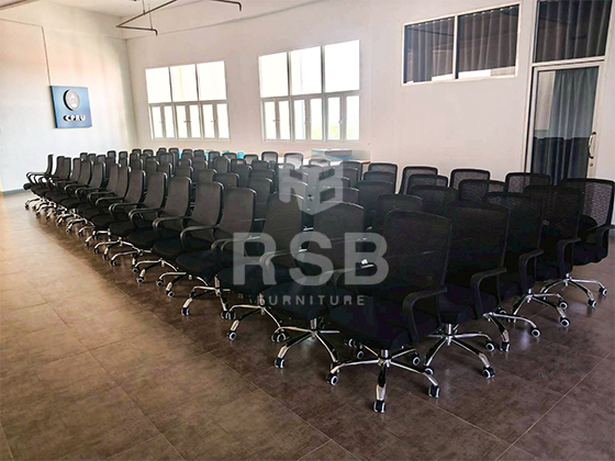 นำภาพถ่ายจากหน้างานมาฝากค่ะ หน้างานนี้จัดส่งเก้าอี้ทำงาน รุ่น 4455 จำนวนหลายตัว