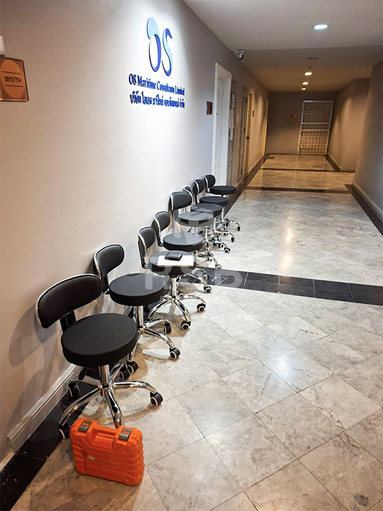 จัดส่งเรียบร้อยเก้าอี้บาร์ รุ่นมีพนักพิงหลัง หุ้มด้วยหนัง PU พนักพิงหลังโค้งเว้า รองรับกับหลัง