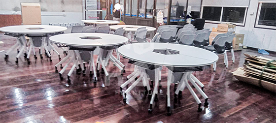 ภาพถ่ายจากหน้างานจัดส่งโต๊ะทำงานกลุ่มสไตล์โมเดิร์น พร้อมเก้าอี้ขาเหล็ก รุ่นเรียงซ้อนเก็บได้