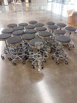 ภาพถ่ายจากหน้างานจริงค่ะ จัดส่งเก้าอี้บาร์เบาะนั่ง วัสดุหนังสีดำฟอกเฟสจำนวนหลายตัวเลยค่ะ