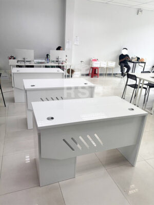 ภาพถ่ายจากหน้างาน จัดส่งโต๊ะทำงาน ผิว High gloss ทั้งตัว ขนาด W 120 cm รุ่นขายดี