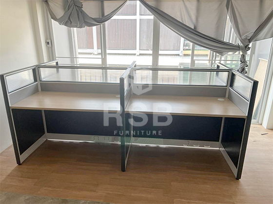 จัดส่งโต๊ะทำงานกลุ่ม 4 ที่นั่ง รุ่นที่มาพร้อมฉากกั้นแบบ เต็มพื้น และมีตู้เอกสารล้อเลื่อนให้ ทั้ง 4 ที่นั่งค่ะ