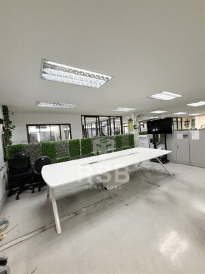 จัดส่งและประกอบติดตั้งให้เรียบร้อยค่ะ โต๊ะประชุม ขนาด 360 x 138.5 cm