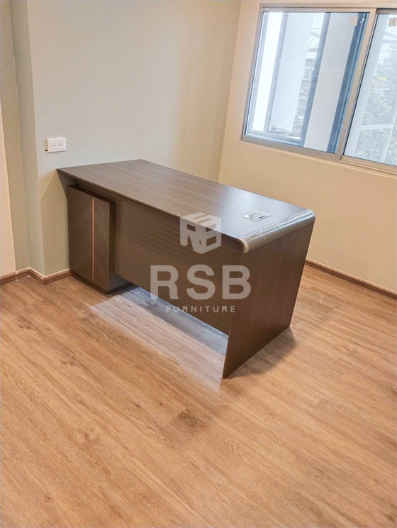 จัดส่งโต๊ะทำงานสำเร็จรูป ขนาดโต๊ะกว้าง 140 cm ขอบโต๊ะดีไซน์ตกแต่งด้วยอลูมิเนียมโค้งมน