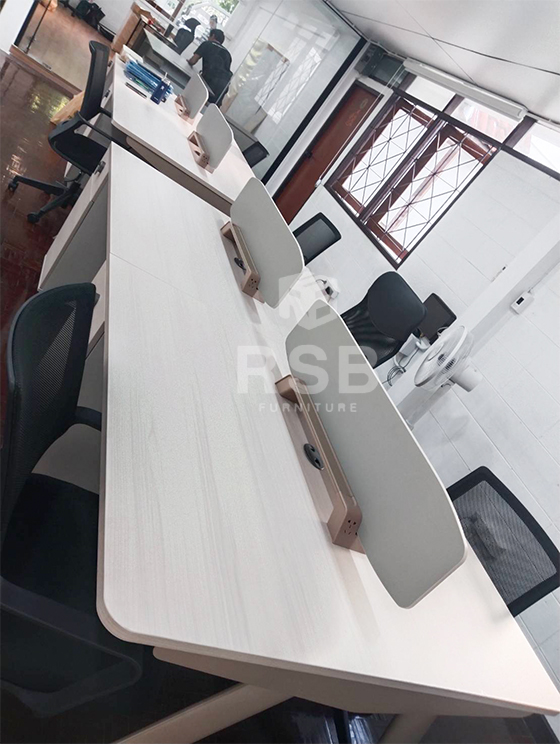 ลูกค้าหน้างานนี้ต้องการโต๊ะทำงานใหม่ภายในออฟฟิศ ต้องการชุดโต๊ะที่มาพร้อมฟังก์ครบจบในรุ่นเดียว