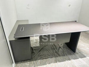 ภาพถ่ายจากหน้างานจริงค่ะ จัดส่งโต๊ะผู้บริหารขนาด กว้าง 200 cm ลึก 166 cm สูง 75 cm